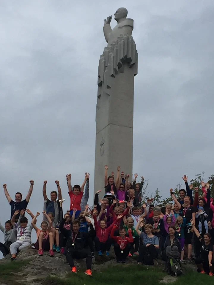 Folk ved monumentet