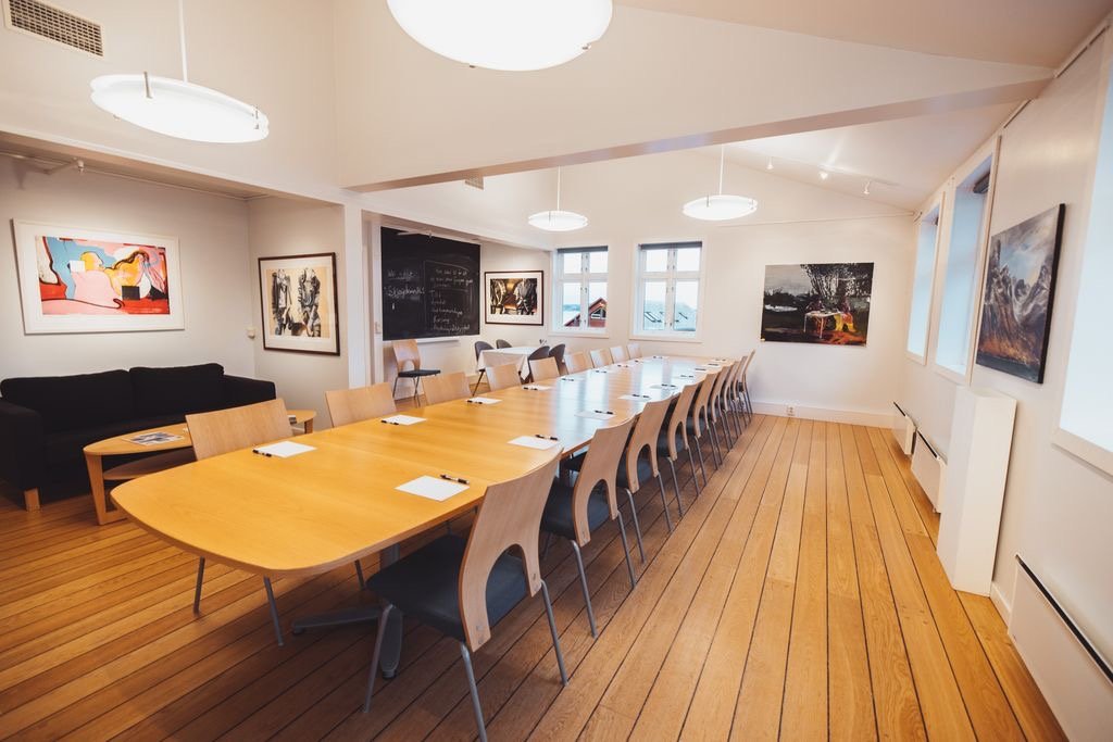 Langt møterom med kunst