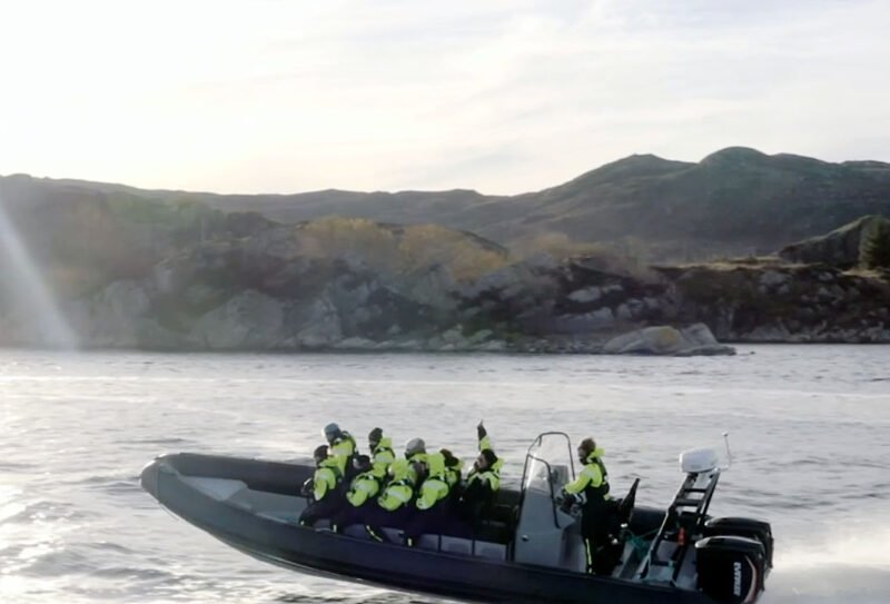 Båt med folk på sjøen