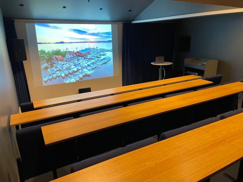 Projektorvisning av båthavn ved solnedgang.