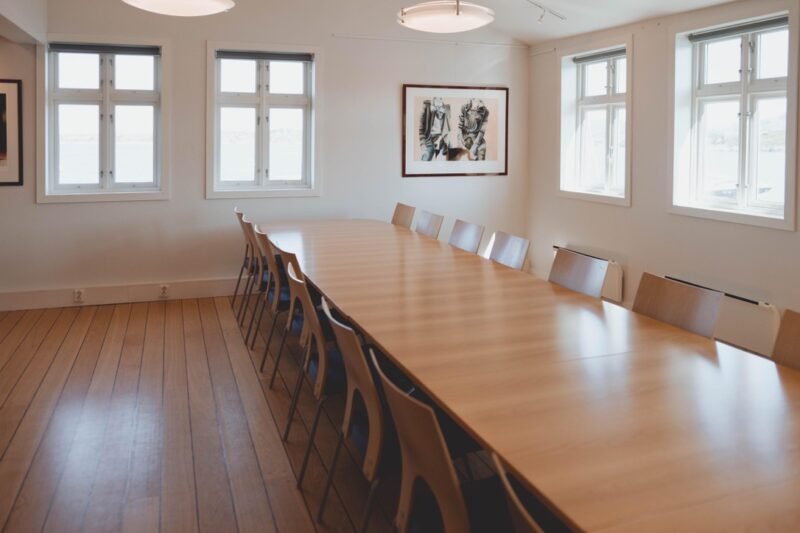 Møterom med langt bord