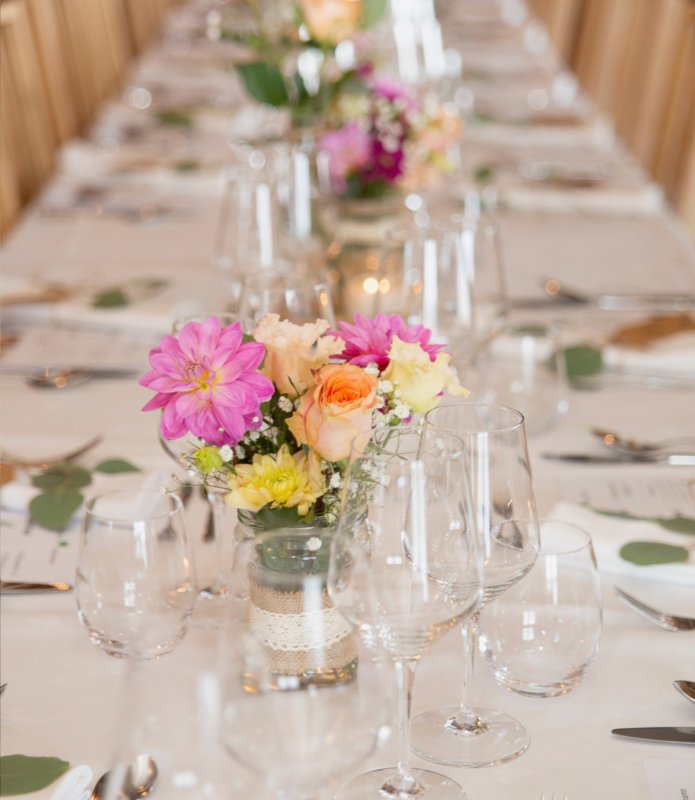 Borddekking med blomsterbukett