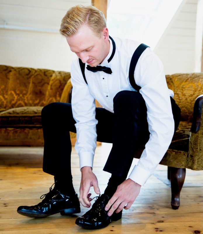 Mann tar på seg dressko