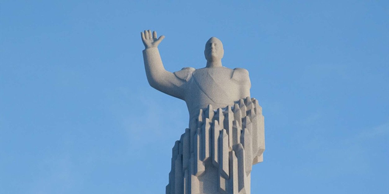 Statue som vinker mot himmelen