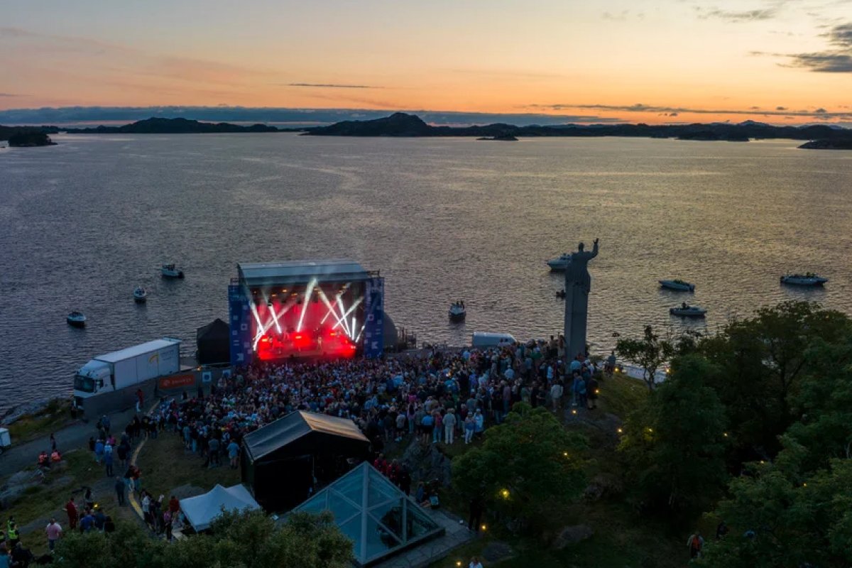 Konsert ved havet med scene.