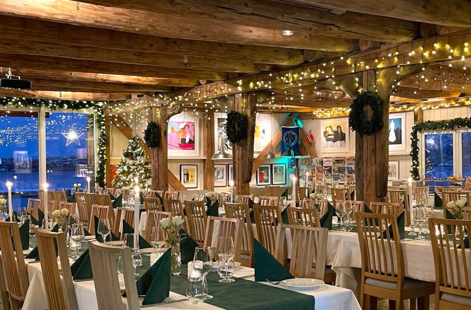 Julepyntet restaurant med lys