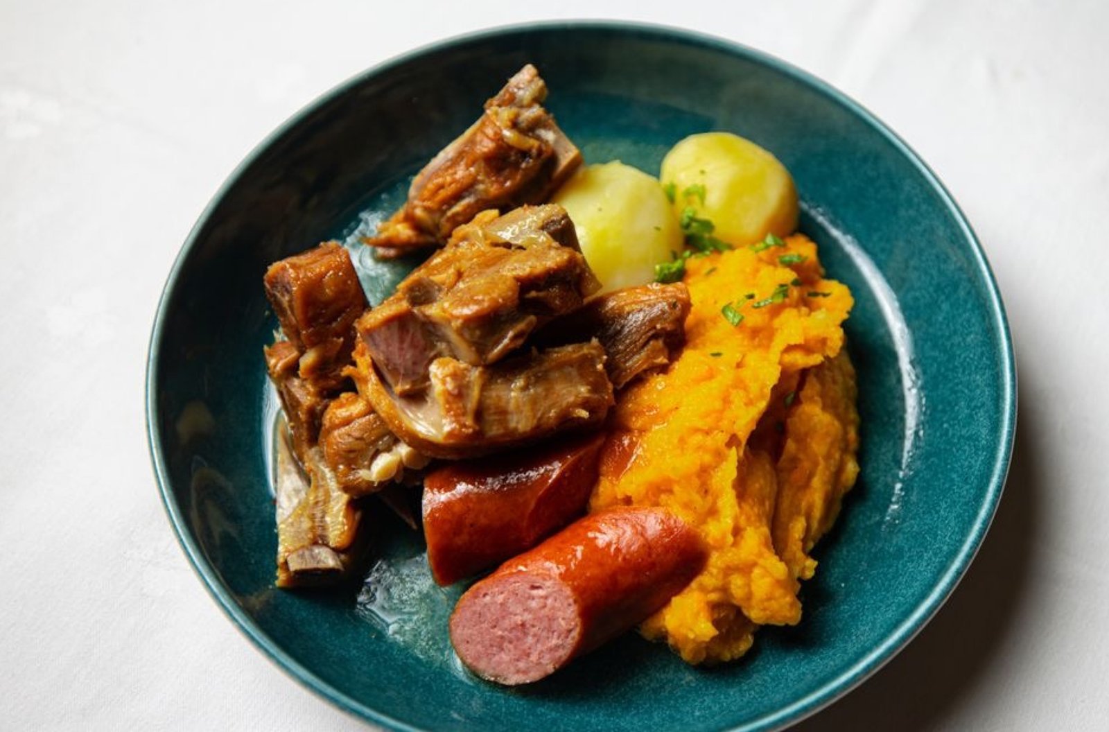 Kjøtt, pølse og poteter