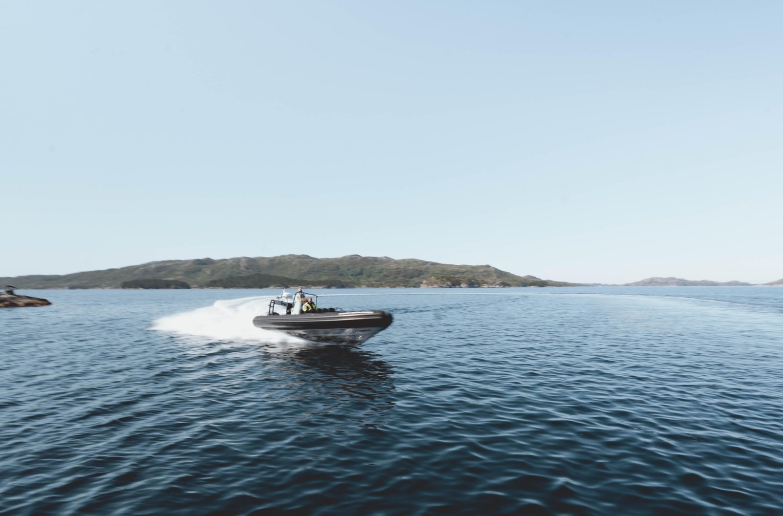 Båt kjører på havet