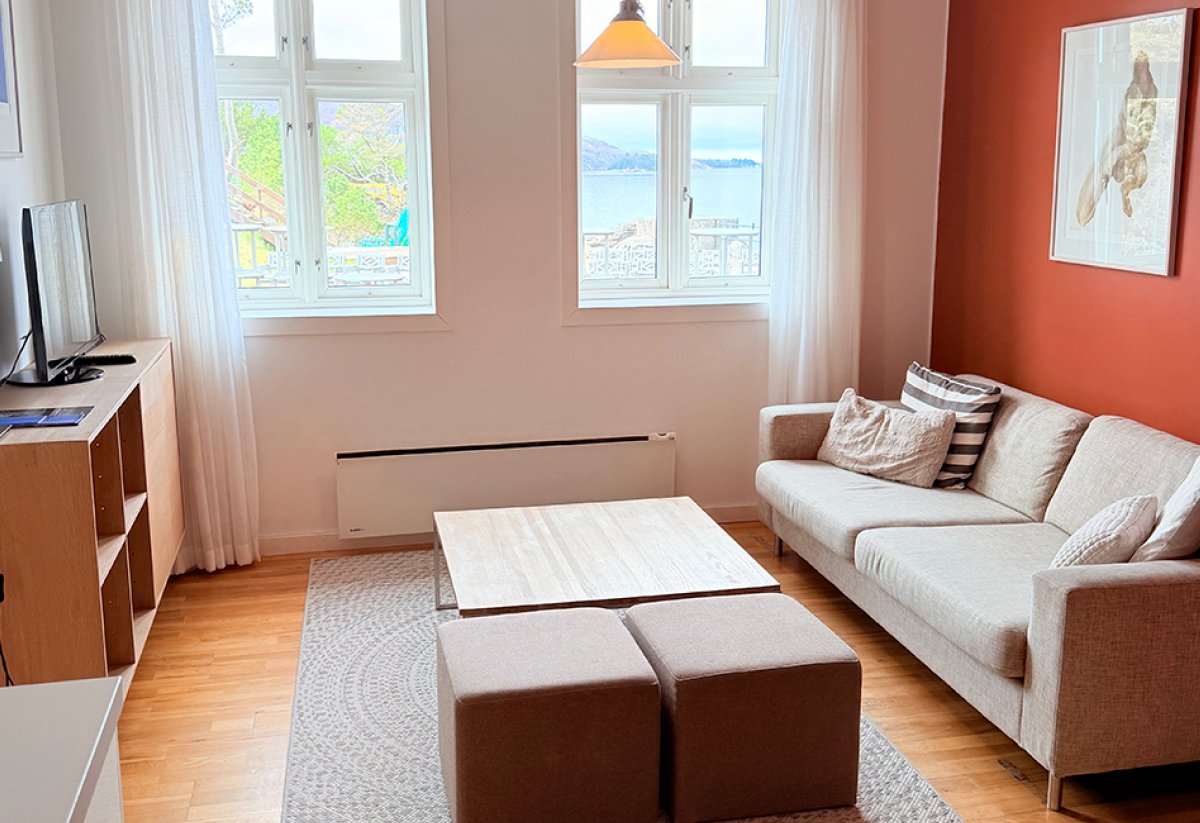 Stue med utsikt og sofa