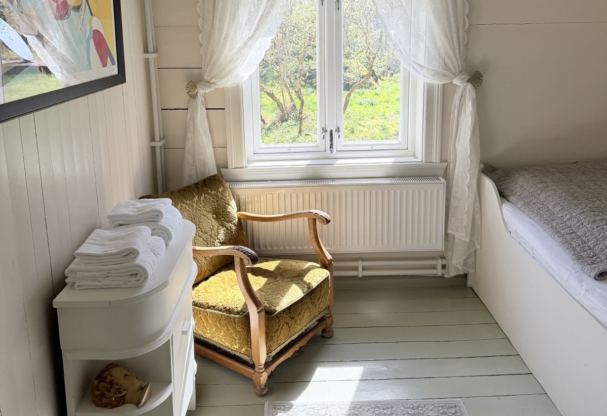Gul lenestol ved vinduet