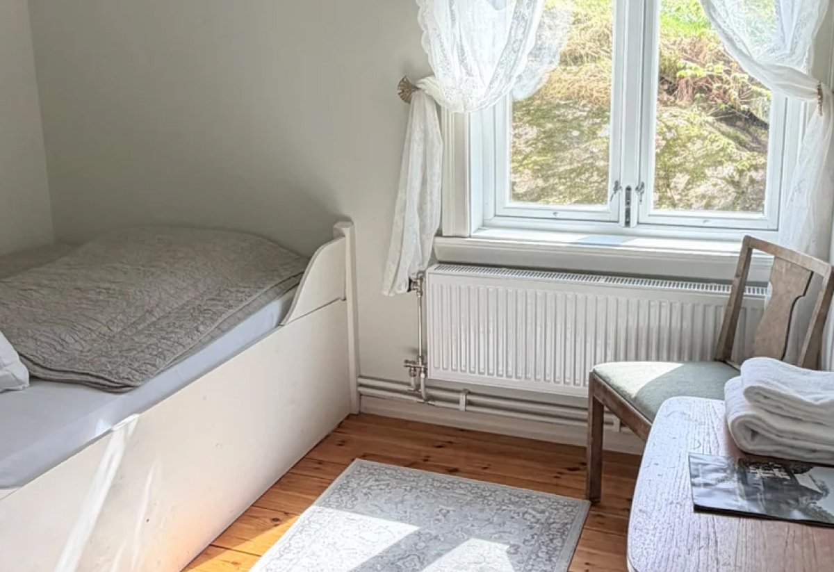 Enkelt soverom med vindu