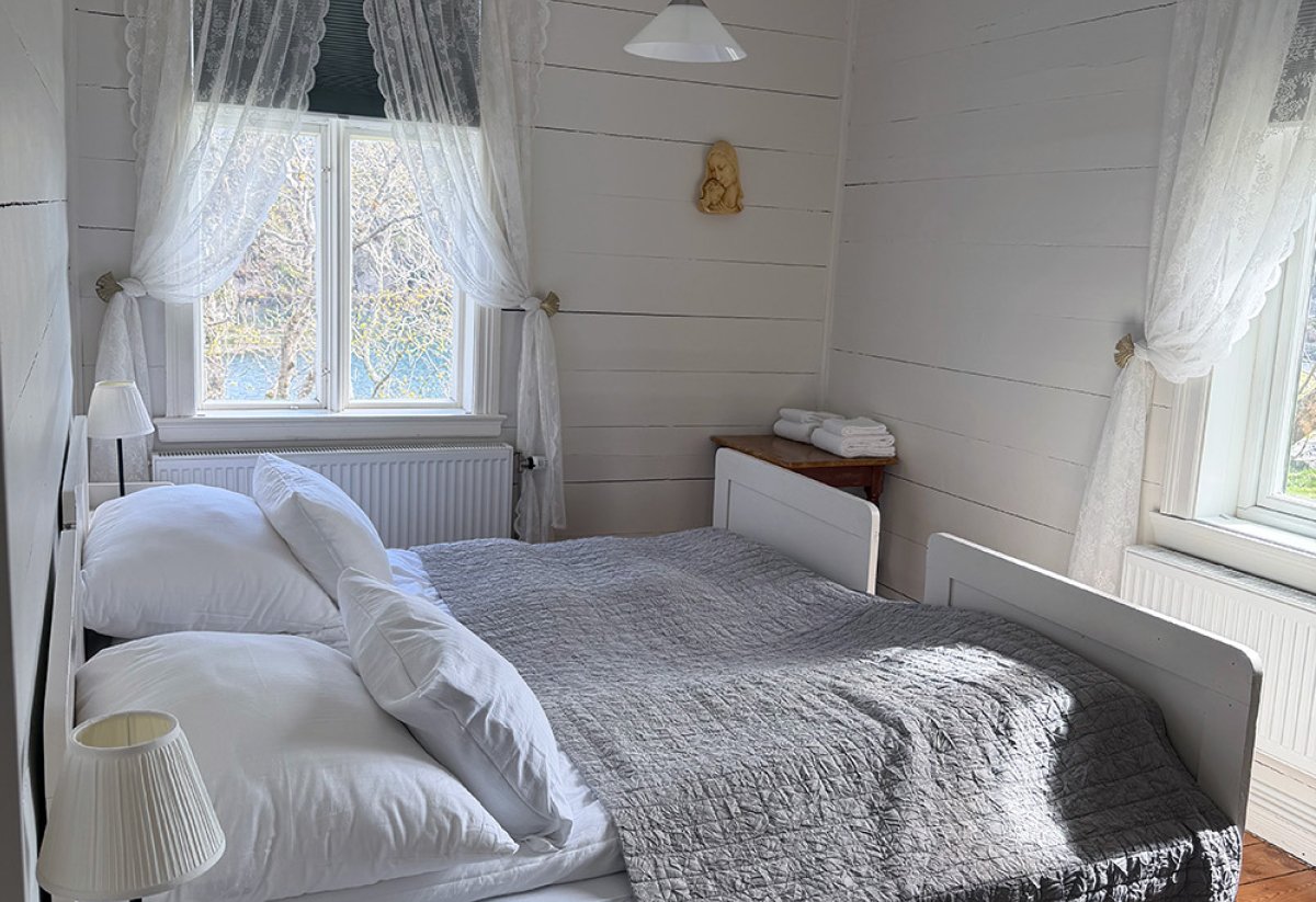 Soverom med vindu og seng