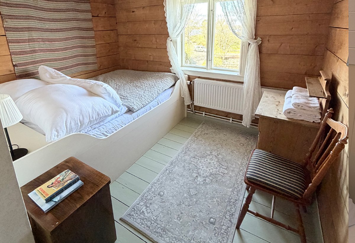 Soverom med trevegger og seng
