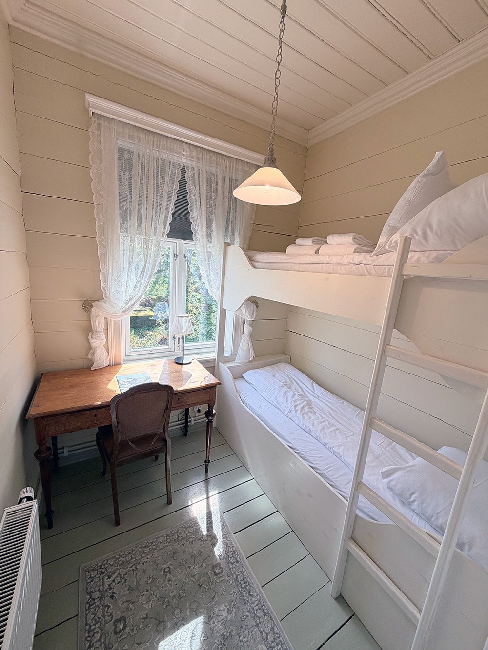 rom 9 Seng med skrivebord og vindu