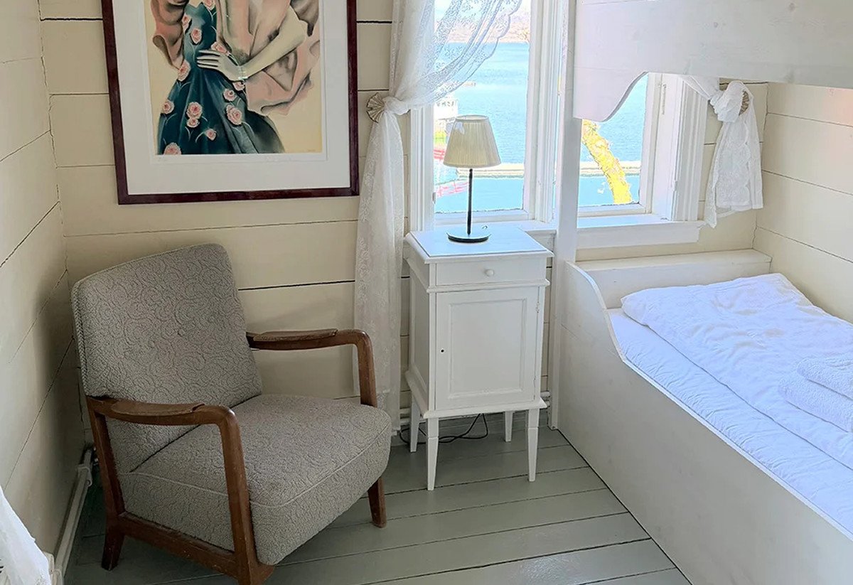 Soverom med seng og stol